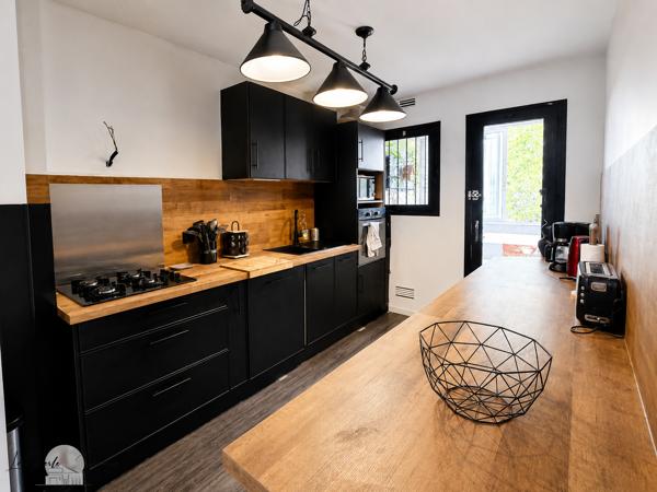 T3 de 75 m² • 2 LOGGIAS • TERRASSE • 2 GARAGES • 1 PARKING • 1 CAVE Un appartement lumineux et entièrement rénové, offrant de beaux volumes et des prestations rares à proximité du centre-ville