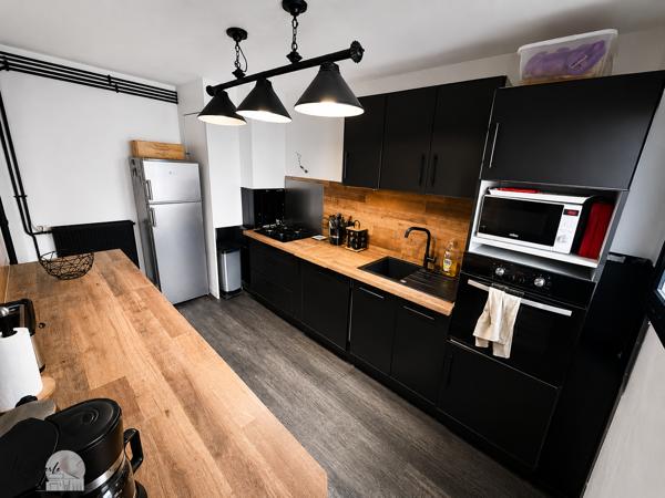 T3 de 75 m² • 2 LOGGIAS • TERRASSE • 2 GARAGES • 1 PARKING • 1 CAVE Un appartement lumineux et entièrement rénové, offrant de beaux volumes et des prestations rares à proximité du centre-ville