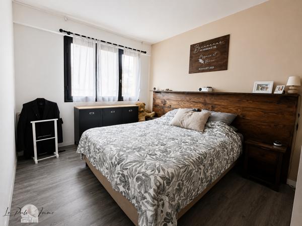 T3 de 75 m² • 2 LOGGIAS • TERRASSE • 2 GARAGES • 1 PARKING • 1 CAVE Un appartement lumineux et entièrement rénové, offrant de beaux volumes et des prestations rares à proximité du centre-ville