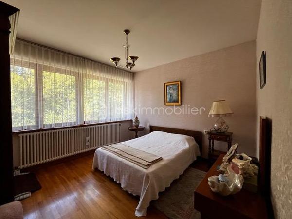 Découvrez cette splendide maison d'architecte de 300 m², nichée dans un quartier résidentiel de Bourg-en-Bresse, offrant une sérénité incomparable avec son terrain de 2000 m² arboré  sans vis-à-vis. Lieu idéal pour une vie de famille paisible, à proximité des commodités.

Cette propriété unique, au charme indéniable, se compose de 8 pièces sur 2 niveaux, incluant 4 chambres spacieuses, 1 salle de bain et 1 salle d'eau, un séjour de 50M2, une cuisine fonctionnelle avec possibilité d'ouverture sur le séjour. WC séparés disponibles pour votre confort.

 Bien qu'un rafraîchissement soit à considérer, les matériaux de construction de très grande qualité garantissent confort et isolation. 

L'extérieur offre une grande terrasse orientée Est, une piscine pour les moments de détente, et une vue dégagée sur la nature environnante. Pour le stationnement, bénéficiez de 3 parkings et 3 boxes sécurisés.

Pour votre tranquillité d’esprit, la maison est équipée d'un système d'alarme.

À proximité, écoles, commerces et services facilitent votre quotidien. Taxe foncière : 3 288 €. Ne manquez pas ce bien rare et coup de cœur, présenté par Françoise Arbant.