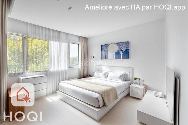Découvrez cette splendide maison d'architecte de 300 m², nichée dans un quartier résidentiel de Bourg-en-Bresse, offrant une sérénité incomparable avec son terrain de 2000 m² arboré  sans vis-à-vis. Lieu idéal pour une vie de famille paisible, à proximité des commodités.

Cette propriété unique, au charme indéniable, se compose de 8 pièces sur 2 niveaux, incluant 4 chambres spacieuses, 1 salle de bain et 1 salle d'eau, un séjour de 50M2, une cuisine fonctionnelle avec possibilité d'ouverture sur le séjour. WC séparés disponibles pour votre confort.

 Bien qu'un rafraîchissement soit à considérer, les matériaux de construction de très grande qualité garantissent confort et isolation. 

L'extérieur offre une grande terrasse orientée Est, une piscine pour les moments de détente, et une vue dégagée sur la nature environnante. Pour le stationnement, bénéficiez de 3 parkings et 3 boxes sécurisés.

Pour votre tranquillité d’esprit, la maison est équipée d'un système d'alarme.

À proximité, écoles, commerces et services facilitent votre quotidien. Taxe foncière : 3 288 €. Ne manquez pas ce bien rare et coup de cœur, présenté par Françoise Arbant.