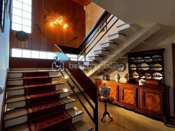 Découvrez cette splendide maison d'architecte de 300 m², nichée dans un quartier résidentiel de Bourg-en-Bresse, offrant une sérénité incomparable avec son terrain de 2000 m² arboré  sans vis-à-vis. Lieu idéal pour une vie de famille paisible, à proximité des commodités.

Cette propriété unique, au charme indéniable, se compose de 8 pièces sur 2 niveaux, incluant 4 chambres spacieuses, 1 salle de bain et 1 salle d'eau, un séjour de 50M2, une cuisine fonctionnelle avec possibilité d'ouverture sur le séjour. WC séparés disponibles pour votre confort.

 Bien qu'un rafraîchissement soit à considérer, les matériaux de construction de très grande qualité garantissent confort et isolation. 

L'extérieur offre une grande terrasse orientée Est, une piscine pour les moments de détente, et une vue dégagée sur la nature environnante. Pour le stationnement, bénéficiez de 3 parkings et 3 boxes sécurisés.

Pour votre tranquillité d’esprit, la maison est équipée d'un système d'alarme.

À proximité, écoles, commerces et services facilitent votre quotidien. Taxe foncière : 3 288 €. Ne manquez pas ce bien rare et coup de cœur, présenté par Françoise Arbant.