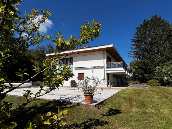 Découvrez cette splendide maison d'architecte de 300 m², nichée dans un quartier résidentiel de Bourg-en-Bresse, offrant une sérénité incomparable avec son terrain de 2000 m² arboré  sans vis-à-vis. Lieu idéal pour une vie de famille paisible, à proximité des commodités.

Cette propriété unique, au charme indéniable, se compose de 8 pièces sur 2 niveaux, incluant 4 chambres spacieuses, 1 salle de bain et 1 salle d'eau, un séjour de 50M2, une cuisine fonctionnelle avec possibilité d'ouverture sur le séjour. WC séparés disponibles pour votre confort.

 Bien qu'un rafraîchissement soit à considérer, les matériaux de construction de très grande qualité garantissent confort et isolation. 

L'extérieur offre une grande terrasse orientée Est, une piscine pour les moments de détente, et une vue dégagée sur la nature environnante. Pour le stationnement, bénéficiez de 3 parkings et 3 boxes sécurisés.

Pour votre tranquillité d’esprit, la maison est équipée d'un système d'alarme.

À proximité, écoles, commerces et services facilitent votre quotidien. Taxe foncière : 3 288 €. Ne manquez pas ce bien rare et coup de cœur, présenté par Françoise Arbant.