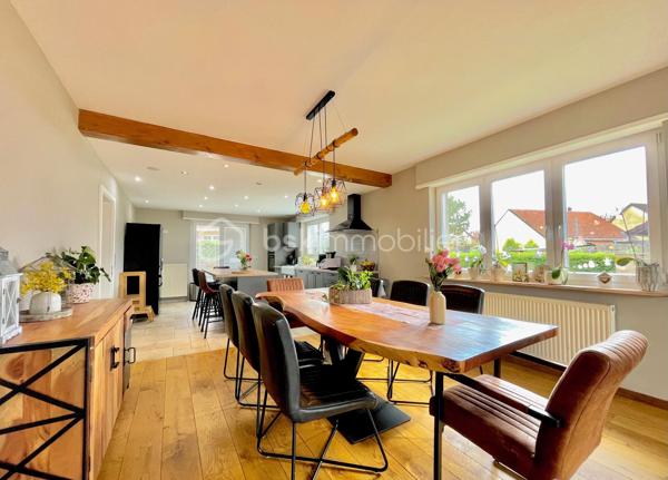 🏡 EXCLUSIVITÉ – HERBITZHEIM

Maison individuelle 155 m² – 5 chambres – Terrain de 10 ares
Venez découvrir cette belle maison familiale de 155 m², offrant de beaux volumes et des prestations de qualité, située dans un environnement calme et agréable.
Au rez-de-chaussée, vous profiterez d’un salon/séjour lumineux de 32 m², idéal pour vos moments en famille, ainsi que d’une cuisine équipée de 16 m².
Ce niveau dispose également de 3 grandes chambres et d’une salle de bain entièrement refaite à neuf, alliant modernité et confort. Une terrasse complète cet espace de vie.
À l’étage, une mezzanine de 11 m² offre un espace parfait pour un bureau ou un coin détente, accompagnée de 2 belles chambres de 15 m² chacune.
Les combles aménageables d’environ 80 m² représentent un véritable atout, offrant de nombreuses possibilités d’aménagement selon vos besoins.
La maison bénéficie d’un sous-sol complet comprenant une grande buanderie, une cuisine d’été, un garage double ainsi qu’un atelier.

Côté prestations, vous apprécierez :
✔️ Chauffage par pompe à chaleur, économique et performant
✔️ Parquet haut de gamme réalisé par l’entreprise Chêne de l’Est
✔️ Fenêtres en double vitrage avec volets électriques

Le tout est implanté sur un terrain de 10 ares, idéal pour profiter des extérieurs en toute tranquillité.

✨ Une maison idéale pour une grande famille ou pour un projet avec fort potentiel d’évolution.

📞 N’hésitez pas à me contacter pour plus de renseignements ou organiser une visite