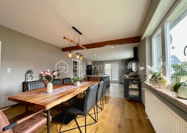 🏡 EXCLUSIVITÉ – HERBITZHEIM

Maison individuelle 155 m² – 5 chambres – Terrain de 10 ares
Venez découvrir cette belle maison familiale de 155 m², offrant de beaux volumes et des prestations de qualité, située dans un environnement calme et agréable.
Au rez-de-chaussée, vous profiterez d’un salon/séjour lumineux de 32 m², idéal pour vos moments en famille, ainsi que d’une cuisine équipée de 16 m².
Ce niveau dispose également de 3 grandes chambres et d’une salle de bain entièrement refaite à neuf, alliant modernité et confort. Une terrasse complète cet espace de vie.
À l’étage, une mezzanine de 11 m² offre un espace parfait pour un bureau ou un coin détente, accompagnée de 2 belles chambres de 15 m² chacune.
Les combles aménageables d’environ 80 m² représentent un véritable atout, offrant de nombreuses possibilités d’aménagement selon vos besoins.
La maison bénéficie d’un sous-sol complet comprenant une grande buanderie, une cuisine d’été, un garage double ainsi qu’un atelier.

Côté prestations, vous apprécierez :
✔️ Chauffage par pompe à chaleur, économique et performant
✔️ Parquet haut de gamme réalisé par l’entreprise Chêne de l’Est
✔️ Fenêtres en double vitrage avec volets électriques

Le tout est implanté sur un terrain de 10 ares, idéal pour profiter des extérieurs en toute tranquillité.

✨ Une maison idéale pour une grande famille ou pour un projet avec fort potentiel d’évolution.

📞 N’hésitez pas à me contacter pour plus de renseignements ou organiser une visite