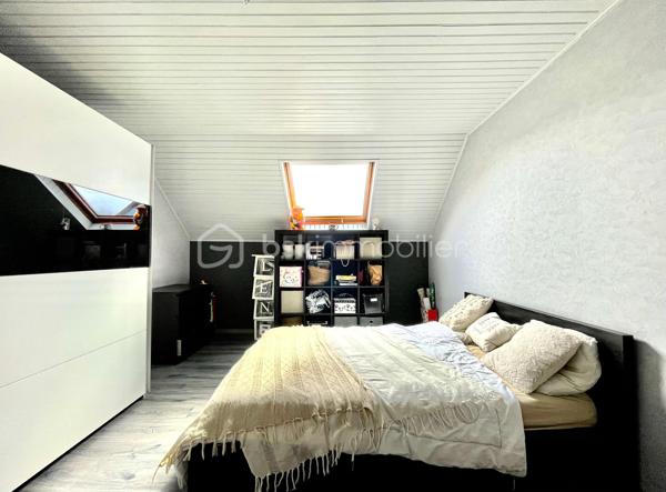 🏡 EXCLUSIVITÉ – HERBITZHEIM

Maison individuelle 155 m² – 5 chambres – Terrain de 10 ares
Venez découvrir cette belle maison familiale de 155 m², offrant de beaux volumes et des prestations de qualité, située dans un environnement calme et agréable.
Au rez-de-chaussée, vous profiterez d’un salon/séjour lumineux de 32 m², idéal pour vos moments en famille, ainsi que d’une cuisine équipée de 16 m².
Ce niveau dispose également de 3 grandes chambres et d’une salle de bain entièrement refaite à neuf, alliant modernité et confort. Une terrasse complète cet espace de vie.
À l’étage, une mezzanine de 11 m² offre un espace parfait pour un bureau ou un coin détente, accompagnée de 2 belles chambres de 15 m² chacune.
Les combles aménageables d’environ 80 m² représentent un véritable atout, offrant de nombreuses possibilités d’aménagement selon vos besoins.
La maison bénéficie d’un sous-sol complet comprenant une grande buanderie, une cuisine d’été, un garage double ainsi qu’un atelier.

Côté prestations, vous apprécierez :
✔️ Chauffage par pompe à chaleur, économique et performant
✔️ Parquet haut de gamme réalisé par l’entreprise Chêne de l’Est
✔️ Fenêtres en double vitrage avec volets électriques

Le tout est implanté sur un terrain de 10 ares, idéal pour profiter des extérieurs en toute tranquillité.

✨ Une maison idéale pour une grande famille ou pour un projet avec fort potentiel d’évolution.

📞 N’hésitez pas à me contacter pour plus de renseignements ou organiser une visite