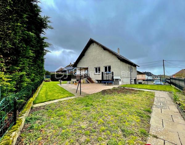 🏡 EXCLUSIVITÉ – HERBITZHEIM

Maison individuelle 155 m² – 5 chambres – Terrain de 10 ares
Venez découvrir cette belle maison familiale de 155 m², offrant de beaux volumes et des prestations de qualité, située dans un environnement calme et agréable.
Au rez-de-chaussée, vous profiterez d’un salon/séjour lumineux de 32 m², idéal pour vos moments en famille, ainsi que d’une cuisine équipée de 16 m².
Ce niveau dispose également de 3 grandes chambres et d’une salle de bain entièrement refaite à neuf, alliant modernité et confort. Une terrasse complète cet espace de vie.
À l’étage, une mezzanine de 11 m² offre un espace parfait pour un bureau ou un coin détente, accompagnée de 2 belles chambres de 15 m² chacune.
Les combles aménageables d’environ 80 m² représentent un véritable atout, offrant de nombreuses possibilités d’aménagement selon vos besoins.
La maison bénéficie d’un sous-sol complet comprenant une grande buanderie, une cuisine d’été, un garage double ainsi qu’un atelier.

Côté prestations, vous apprécierez :
✔️ Chauffage par pompe à chaleur, économique et performant
✔️ Parquet haut de gamme réalisé par l’entreprise Chêne de l’Est
✔️ Fenêtres en double vitrage avec volets électriques

Le tout est implanté sur un terrain de 10 ares, idéal pour profiter des extérieurs en toute tranquillité.

✨ Une maison idéale pour une grande famille ou pour un projet avec fort potentiel d’évolution.

📞 N’hésitez pas à me contacter pour plus de renseignements ou organiser une visite