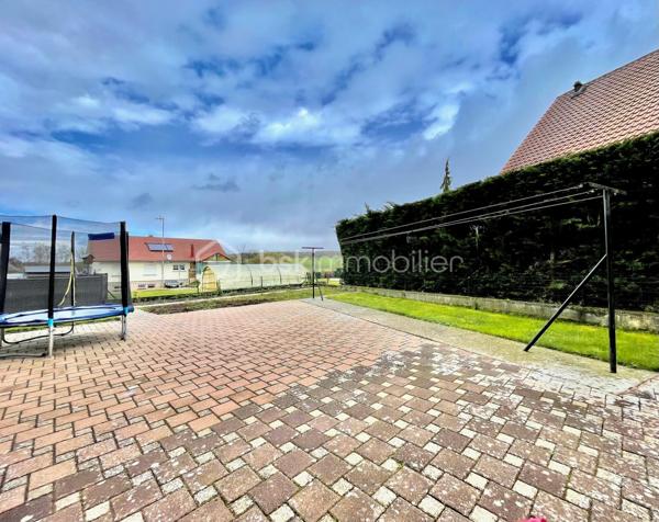 🏡 EXCLUSIVITÉ – HERBITZHEIM

Maison individuelle 155 m² – 5 chambres – Terrain de 10 ares
Venez découvrir cette belle maison familiale de 155 m², offrant de beaux volumes et des prestations de qualité, située dans un environnement calme et agréable.
Au rez-de-chaussée, vous profiterez d’un salon/séjour lumineux de 32 m², idéal pour vos moments en famille, ainsi que d’une cuisine équipée de 16 m².
Ce niveau dispose également de 3 grandes chambres et d’une salle de bain entièrement refaite à neuf, alliant modernité et confort. Une terrasse complète cet espace de vie.
À l’étage, une mezzanine de 11 m² offre un espace parfait pour un bureau ou un coin détente, accompagnée de 2 belles chambres de 15 m² chacune.
Les combles aménageables d’environ 80 m² représentent un véritable atout, offrant de nombreuses possibilités d’aménagement selon vos besoins.
La maison bénéficie d’un sous-sol complet comprenant une grande buanderie, une cuisine d’été, un garage double ainsi qu’un atelier.

Côté prestations, vous apprécierez :
✔️ Chauffage par pompe à chaleur, économique et performant
✔️ Parquet haut de gamme réalisé par l’entreprise Chêne de l’Est
✔️ Fenêtres en double vitrage avec volets électriques

Le tout est implanté sur un terrain de 10 ares, idéal pour profiter des extérieurs en toute tranquillité.

✨ Une maison idéale pour une grande famille ou pour un projet avec fort potentiel d’évolution.

📞 N’hésitez pas à me contacter pour plus de renseignements ou organiser une visite