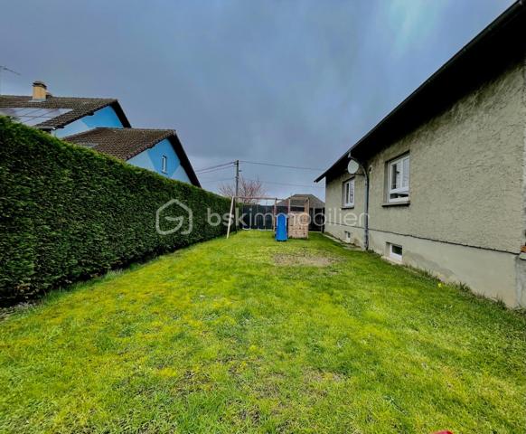 🏡 EXCLUSIVITÉ – HERBITZHEIM

Maison individuelle 155 m² – 5 chambres – Terrain de 10 ares
Venez découvrir cette belle maison familiale de 155 m², offrant de beaux volumes et des prestations de qualité, située dans un environnement calme et agréable.
Au rez-de-chaussée, vous profiterez d’un salon/séjour lumineux de 32 m², idéal pour vos moments en famille, ainsi que d’une cuisine équipée de 16 m².
Ce niveau dispose également de 3 grandes chambres et d’une salle de bain entièrement refaite à neuf, alliant modernité et confort. Une terrasse complète cet espace de vie.
À l’étage, une mezzanine de 11 m² offre un espace parfait pour un bureau ou un coin détente, accompagnée de 2 belles chambres de 15 m² chacune.
Les combles aménageables d’environ 80 m² représentent un véritable atout, offrant de nombreuses possibilités d’aménagement selon vos besoins.
La maison bénéficie d’un sous-sol complet comprenant une grande buanderie, une cuisine d’été, un garage double ainsi qu’un atelier.

Côté prestations, vous apprécierez :
✔️ Chauffage par pompe à chaleur, économique et performant
✔️ Parquet haut de gamme réalisé par l’entreprise Chêne de l’Est
✔️ Fenêtres en double vitrage avec volets électriques

Le tout est implanté sur un terrain de 10 ares, idéal pour profiter des extérieurs en toute tranquillité.

✨ Une maison idéale pour une grande famille ou pour un projet avec fort potentiel d’évolution.

📞 N’hésitez pas à me contacter pour plus de renseignements ou organiser une visite