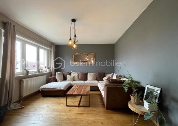 🏡 EXCLUSIVITÉ – HERBITZHEIM

Maison individuelle 155 m² – 5 chambres – Terrain de 10 ares
Venez découvrir cette belle maison familiale de 155 m², offrant de beaux volumes et des prestations de qualité, située dans un environnement calme et agréable.
Au rez-de-chaussée, vous profiterez d’un salon/séjour lumineux de 32 m², idéal pour vos moments en famille, ainsi que d’une cuisine équipée de 16 m².
Ce niveau dispose également de 3 grandes chambres et d’une salle de bain entièrement refaite à neuf, alliant modernité et confort. Une terrasse complète cet espace de vie.
À l’étage, une mezzanine de 11 m² offre un espace parfait pour un bureau ou un coin détente, accompagnée de 2 belles chambres de 15 m² chacune.
Les combles aménageables d’environ 80 m² représentent un véritable atout, offrant de nombreuses possibilités d’aménagement selon vos besoins.
La maison bénéficie d’un sous-sol complet comprenant une grande buanderie, une cuisine d’été, un garage double ainsi qu’un atelier.

Côté prestations, vous apprécierez :
✔️ Chauffage par pompe à chaleur, économique et performant
✔️ Parquet haut de gamme réalisé par l’entreprise Chêne de l’Est
✔️ Fenêtres en double vitrage avec volets électriques

Le tout est implanté sur un terrain de 10 ares, idéal pour profiter des extérieurs en toute tranquillité.

✨ Une maison idéale pour une grande famille ou pour un projet avec fort potentiel d’évolution.

📞 N’hésitez pas à me contacter pour plus de renseignements ou organiser une visite