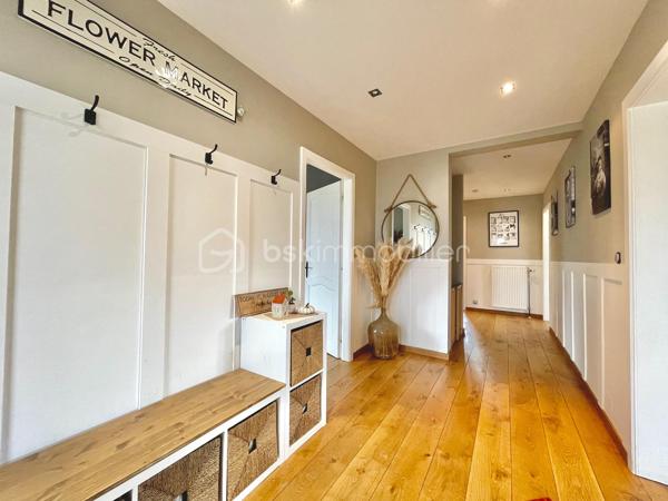 🏡 EXCLUSIVITÉ – HERBITZHEIM

Maison individuelle 155 m² – 5 chambres – Terrain de 10 ares
Venez découvrir cette belle maison familiale de 155 m², offrant de beaux volumes et des prestations de qualité, située dans un environnement calme et agréable.
Au rez-de-chaussée, vous profiterez d’un salon/séjour lumineux de 32 m², idéal pour vos moments en famille, ainsi que d’une cuisine équipée de 16 m².
Ce niveau dispose également de 3 grandes chambres et d’une salle de bain entièrement refaite à neuf, alliant modernité et confort. Une terrasse complète cet espace de vie.
À l’étage, une mezzanine de 11 m² offre un espace parfait pour un bureau ou un coin détente, accompagnée de 2 belles chambres de 15 m² chacune.
Les combles aménageables d’environ 80 m² représentent un véritable atout, offrant de nombreuses possibilités d’aménagement selon vos besoins.
La maison bénéficie d’un sous-sol complet comprenant une grande buanderie, une cuisine d’été, un garage double ainsi qu’un atelier.

Côté prestations, vous apprécierez :
✔️ Chauffage par pompe à chaleur, économique et performant
✔️ Parquet haut de gamme réalisé par l’entreprise Chêne de l’Est
✔️ Fenêtres en double vitrage avec volets électriques

Le tout est implanté sur un terrain de 10 ares, idéal pour profiter des extérieurs en toute tranquillité.

✨ Une maison idéale pour une grande famille ou pour un projet avec fort potentiel d’évolution.

📞 N’hésitez pas à me contacter pour plus de renseignements ou organiser une visite