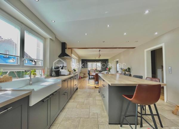 🏡 EXCLUSIVITÉ – HERBITZHEIM

Maison individuelle 155 m² – 5 chambres – Terrain de 10 ares
Venez découvrir cette belle maison familiale de 155 m², offrant de beaux volumes et des prestations de qualité, située dans un environnement calme et agréable.
Au rez-de-chaussée, vous profiterez d’un salon/séjour lumineux de 32 m², idéal pour vos moments en famille, ainsi que d’une cuisine équipée de 16 m².
Ce niveau dispose également de 3 grandes chambres et d’une salle de bain entièrement refaite à neuf, alliant modernité et confort. Une terrasse complète cet espace de vie.
À l’étage, une mezzanine de 11 m² offre un espace parfait pour un bureau ou un coin détente, accompagnée de 2 belles chambres de 15 m² chacune.
Les combles aménageables d’environ 80 m² représentent un véritable atout, offrant de nombreuses possibilités d’aménagement selon vos besoins.
La maison bénéficie d’un sous-sol complet comprenant une grande buanderie, une cuisine d’été, un garage double ainsi qu’un atelier.

Côté prestations, vous apprécierez :
✔️ Chauffage par pompe à chaleur, économique et performant
✔️ Parquet haut de gamme réalisé par l’entreprise Chêne de l’Est
✔️ Fenêtres en double vitrage avec volets électriques

Le tout est implanté sur un terrain de 10 ares, idéal pour profiter des extérieurs en toute tranquillité.

✨ Une maison idéale pour une grande famille ou pour un projet avec fort potentiel d’évolution.

📞 N’hésitez pas à me contacter pour plus de renseignements ou organiser une visite