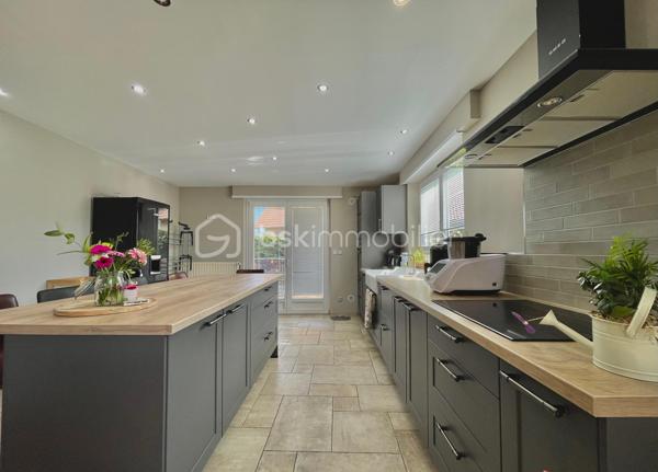 🏡 EXCLUSIVITÉ – HERBITZHEIM

Maison individuelle 155 m² – 5 chambres – Terrain de 10 ares
Venez découvrir cette belle maison familiale de 155 m², offrant de beaux volumes et des prestations de qualité, située dans un environnement calme et agréable.
Au rez-de-chaussée, vous profiterez d’un salon/séjour lumineux de 32 m², idéal pour vos moments en famille, ainsi que d’une cuisine équipée de 16 m².
Ce niveau dispose également de 3 grandes chambres et d’une salle de bain entièrement refaite à neuf, alliant modernité et confort. Une terrasse complète cet espace de vie.
À l’étage, une mezzanine de 11 m² offre un espace parfait pour un bureau ou un coin détente, accompagnée de 2 belles chambres de 15 m² chacune.
Les combles aménageables d’environ 80 m² représentent un véritable atout, offrant de nombreuses possibilités d’aménagement selon vos besoins.
La maison bénéficie d’un sous-sol complet comprenant une grande buanderie, une cuisine d’été, un garage double ainsi qu’un atelier.

Côté prestations, vous apprécierez :
✔️ Chauffage par pompe à chaleur, économique et performant
✔️ Parquet haut de gamme réalisé par l’entreprise Chêne de l’Est
✔️ Fenêtres en double vitrage avec volets électriques

Le tout est implanté sur un terrain de 10 ares, idéal pour profiter des extérieurs en toute tranquillité.

✨ Une maison idéale pour une grande famille ou pour un projet avec fort potentiel d’évolution.

📞 N’hésitez pas à me contacter pour plus de renseignements ou organiser une visite