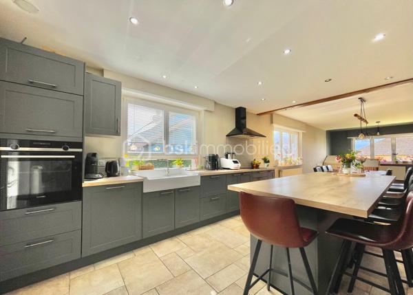 🏡 EXCLUSIVITÉ – HERBITZHEIM

Maison individuelle 155 m² – 5 chambres – Terrain de 10 ares
Venez découvrir cette belle maison familiale de 155 m², offrant de beaux volumes et des prestations de qualité, située dans un environnement calme et agréable.
Au rez-de-chaussée, vous profiterez d’un salon/séjour lumineux de 32 m², idéal pour vos moments en famille, ainsi que d’une cuisine équipée de 16 m².
Ce niveau dispose également de 3 grandes chambres et d’une salle de bain entièrement refaite à neuf, alliant modernité et confort. Une terrasse complète cet espace de vie.
À l’étage, une mezzanine de 11 m² offre un espace parfait pour un bureau ou un coin détente, accompagnée de 2 belles chambres de 15 m² chacune.
Les combles aménageables d’environ 80 m² représentent un véritable atout, offrant de nombreuses possibilités d’aménagement selon vos besoins.
La maison bénéficie d’un sous-sol complet comprenant une grande buanderie, une cuisine d’été, un garage double ainsi qu’un atelier.

Côté prestations, vous apprécierez :
✔️ Chauffage par pompe à chaleur, économique et performant
✔️ Parquet haut de gamme réalisé par l’entreprise Chêne de l’Est
✔️ Fenêtres en double vitrage avec volets électriques

Le tout est implanté sur un terrain de 10 ares, idéal pour profiter des extérieurs en toute tranquillité.

✨ Une maison idéale pour une grande famille ou pour un projet avec fort potentiel d’évolution.

📞 N’hésitez pas à me contacter pour plus de renseignements ou organiser une visite