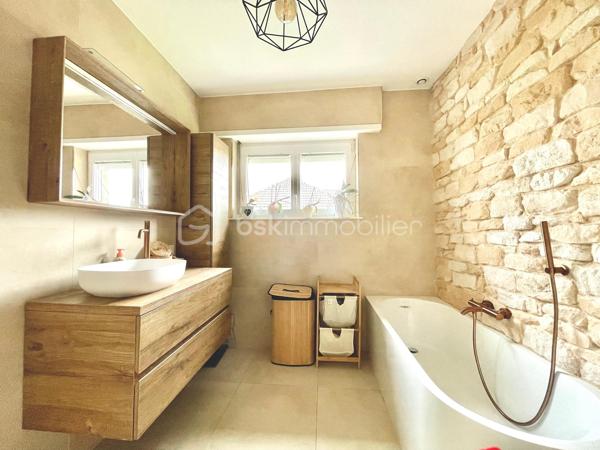 🏡 EXCLUSIVITÉ – HERBITZHEIM

Maison individuelle 155 m² – 5 chambres – Terrain de 10 ares
Venez découvrir cette belle maison familiale de 155 m², offrant de beaux volumes et des prestations de qualité, située dans un environnement calme et agréable.
Au rez-de-chaussée, vous profiterez d’un salon/séjour lumineux de 32 m², idéal pour vos moments en famille, ainsi que d’une cuisine équipée de 16 m².
Ce niveau dispose également de 3 grandes chambres et d’une salle de bain entièrement refaite à neuf, alliant modernité et confort. Une terrasse complète cet espace de vie.
À l’étage, une mezzanine de 11 m² offre un espace parfait pour un bureau ou un coin détente, accompagnée de 2 belles chambres de 15 m² chacune.
Les combles aménageables d’environ 80 m² représentent un véritable atout, offrant de nombreuses possibilités d’aménagement selon vos besoins.
La maison bénéficie d’un sous-sol complet comprenant une grande buanderie, une cuisine d’été, un garage double ainsi qu’un atelier.

Côté prestations, vous apprécierez :
✔️ Chauffage par pompe à chaleur, économique et performant
✔️ Parquet haut de gamme réalisé par l’entreprise Chêne de l’Est
✔️ Fenêtres en double vitrage avec volets électriques

Le tout est implanté sur un terrain de 10 ares, idéal pour profiter des extérieurs en toute tranquillité.

✨ Une maison idéale pour une grande famille ou pour un projet avec fort potentiel d’évolution.

📞 N’hésitez pas à me contacter pour plus de renseignements ou organiser une visite