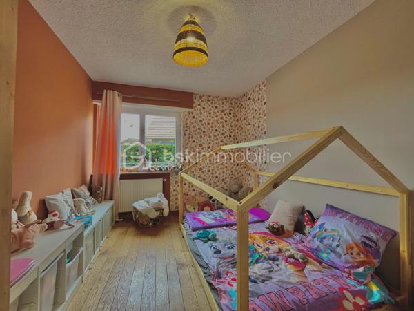 🏡 EXCLUSIVITÉ – HERBITZHEIM

Maison individuelle 155 m² – 5 chambres – Terrain de 10 ares
Venez découvrir cette belle maison familiale de 155 m², offrant de beaux volumes et des prestations de qualité, située dans un environnement calme et agréable.
Au rez-de-chaussée, vous profiterez d’un salon/séjour lumineux de 32 m², idéal pour vos moments en famille, ainsi que d’une cuisine équipée de 16 m².
Ce niveau dispose également de 3 grandes chambres et d’une salle de bain entièrement refaite à neuf, alliant modernité et confort. Une terrasse complète cet espace de vie.
À l’étage, une mezzanine de 11 m² offre un espace parfait pour un bureau ou un coin détente, accompagnée de 2 belles chambres de 15 m² chacune.
Les combles aménageables d’environ 80 m² représentent un véritable atout, offrant de nombreuses possibilités d’aménagement selon vos besoins.
La maison bénéficie d’un sous-sol complet comprenant une grande buanderie, une cuisine d’été, un garage double ainsi qu’un atelier.

Côté prestations, vous apprécierez :
✔️ Chauffage par pompe à chaleur, économique et performant
✔️ Parquet haut de gamme réalisé par l’entreprise Chêne de l’Est
✔️ Fenêtres en double vitrage avec volets électriques

Le tout est implanté sur un terrain de 10 ares, idéal pour profiter des extérieurs en toute tranquillité.

✨ Une maison idéale pour une grande famille ou pour un projet avec fort potentiel d’évolution.

📞 N’hésitez pas à me contacter pour plus de renseignements ou organiser une visite