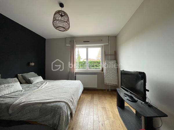 🏡 EXCLUSIVITÉ – HERBITZHEIM

Maison individuelle 155 m² – 5 chambres – Terrain de 10 ares
Venez découvrir cette belle maison familiale de 155 m², offrant de beaux volumes et des prestations de qualité, située dans un environnement calme et agréable.
Au rez-de-chaussée, vous profiterez d’un salon/séjour lumineux de 32 m², idéal pour vos moments en famille, ainsi que d’une cuisine équipée de 16 m².
Ce niveau dispose également de 3 grandes chambres et d’une salle de bain entièrement refaite à neuf, alliant modernité et confort. Une terrasse complète cet espace de vie.
À l’étage, une mezzanine de 11 m² offre un espace parfait pour un bureau ou un coin détente, accompagnée de 2 belles chambres de 15 m² chacune.
Les combles aménageables d’environ 80 m² représentent un véritable atout, offrant de nombreuses possibilités d’aménagement selon vos besoins.
La maison bénéficie d’un sous-sol complet comprenant une grande buanderie, une cuisine d’été, un garage double ainsi qu’un atelier.

Côté prestations, vous apprécierez :
✔️ Chauffage par pompe à chaleur, économique et performant
✔️ Parquet haut de gamme réalisé par l’entreprise Chêne de l’Est
✔️ Fenêtres en double vitrage avec volets électriques

Le tout est implanté sur un terrain de 10 ares, idéal pour profiter des extérieurs en toute tranquillité.

✨ Une maison idéale pour une grande famille ou pour un projet avec fort potentiel d’évolution.

📞 N’hésitez pas à me contacter pour plus de renseignements ou organiser une visite