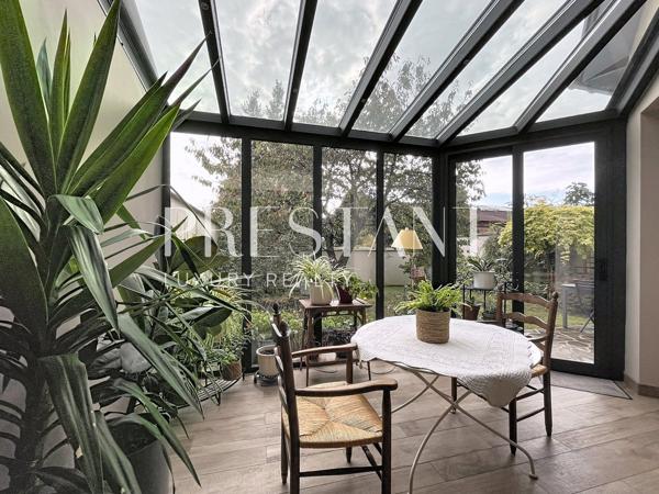 Quartier Rueil – maison d’architecte de 201 m² carrez – 5 chambres avec jardin, véranda et sous-sol total, LE CHESNAY