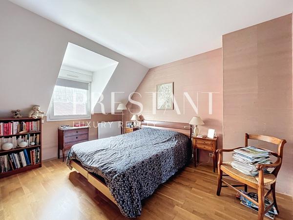 Quartier Rueil – maison d’architecte de 201 m² carrez – 5 chambres avec jardin, véranda et sous-sol total, LE CHESNAY