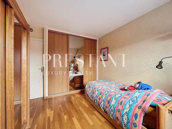Quartier Rueil – maison d’architecte de 201 m² carrez – 5 chambres avec jardin, véranda et sous-sol total, LE CHESNAY