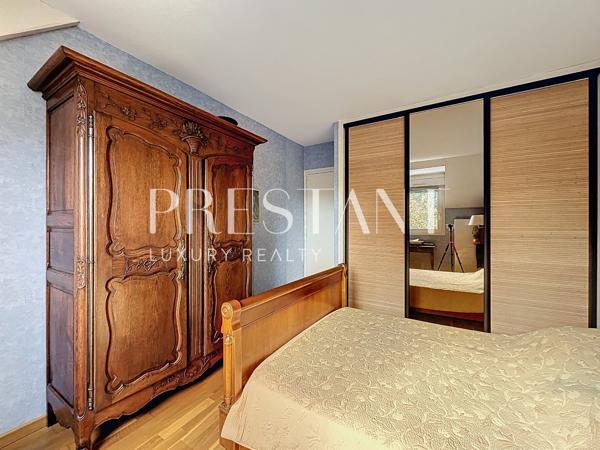 Quartier Rueil – maison d’architecte de 201 m² carrez – 5 chambres avec jardin, véranda et sous-sol total, LE CHESNAY