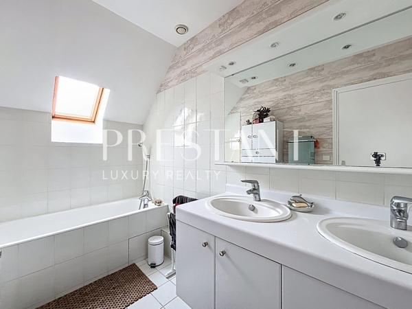Quartier Rueil – maison d’architecte de 201 m² carrez – 5 chambres avec jardin, véranda et sous-sol total, LE CHESNAY