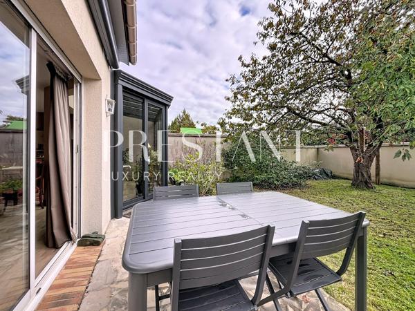 Quartier Rueil – maison d’architecte de 201 m² carrez – 5 chambres avec jardin, véranda et sous-sol total, LE CHESNAY
