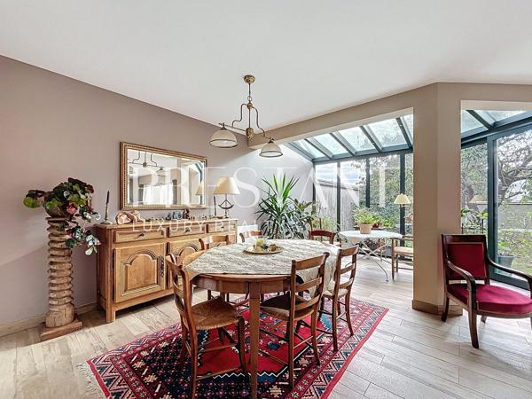Quartier Rueil – maison d’architecte de 201 m² carrez – 5 chambres avec jardin, véranda et sous-sol total, LE CHESNAY