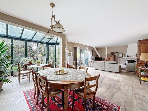 Quartier Rueil – maison d’architecte de 201 m² carrez – 5 chambres avec jardin, véranda et sous-sol total, LE CHESNAY