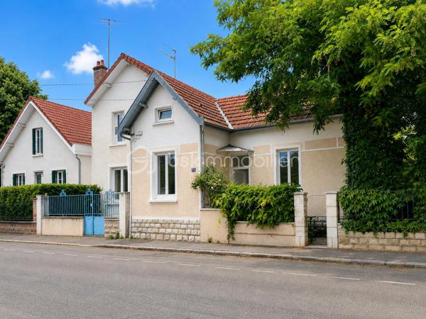 Dijon Victor Hugo : Emplacement N°1 pour cette charmante maison des années 30 avec extension bois de 2014 
Cette maison d'environ 110m² reparti sur 3 niveaux, c' est l'opportunité d'un cadre de vie paisible au sein d'un quartier résidentiel. Ses possibilités d'aménagement sont nombreuses :
Une résidence principale agréable pouvant accueillir un couple avec enfant, elle pourrait également convenir à une personne désirant travailler à domicile de part sa seconde entrée indépendante de plain-pied. 
Pour les familles nombreuses ou tout simplement les personnes aimant les grands espaces, cette maison peut aussi être re-penser différemment : possibilité de réhausser l'extension déjà présente, deuxième suite parentale possible, terrain piscinable etc...
Actuellement, la maison se compose : d'une entrée avec wc, une cuisine indépendante aménagée et équipée, un vaste salon-séjour traversant de 40m², une salle de bains. 
Véritable atout de cette maison, une suite parentale de 20m² ( chambre et salle d'eau avec wc)  ayant un accès direct au jardin.

A l'étage : Un dégagement avec dressing, deux chambres mansardées, et une terrasse de 15 m² à aménager. 
Au sous-sol, un espace utile d'environ 30m² comprenant pièce de stockage, buanderie-chaufferie et cave. 
Chaudière gaz  + poêle à bois, huisseries en double vitrage, taxe foncière 1588 euros. DPE D. 

informations et visites par téléphone.