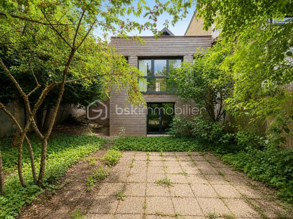 Dijon Victor Hugo : Emplacement N°1 pour cette charmante maison des années 30 avec extension bois de 2014 
Cette maison d'environ 110m² reparti sur 3 niveaux, c' est l'opportunité d'un cadre de vie paisible au sein d'un quartier résidentiel. Ses possibilités d'aménagement sont nombreuses :
Une résidence principale agréable pouvant accueillir un couple avec enfant, elle pourrait également convenir à une personne désirant travailler à domicile de part sa seconde entrée indépendante de plain-pied. 
Pour les familles nombreuses ou tout simplement les personnes aimant les grands espaces, cette maison peut aussi être re-penser différemment : possibilité de réhausser l'extension déjà présente, deuxième suite parentale possible, terrain piscinable etc...
Actuellement, la maison se compose : d'une entrée avec wc, une cuisine indépendante aménagée et équipée, un vaste salon-séjour traversant de 40m², une salle de bains. 
Véritable atout de cette maison, une suite parentale de 20m² ( chambre et salle d'eau avec wc)  ayant un accès direct au jardin.

A l'étage : Un dégagement avec dressing, deux chambres mansardées, et une terrasse de 15 m² à aménager. 
Au sous-sol, un espace utile d'environ 30m² comprenant pièce de stockage, buanderie-chaufferie et cave. 
Chaudière gaz  + poêle à bois, huisseries en double vitrage, taxe foncière 1588 euros. DPE D. 

informations et visites par téléphone.