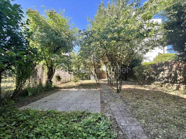 Dijon Victor Hugo : Emplacement N°1 pour cette charmante maison des années 30 avec extension bois de 2014 
Cette maison d'environ 110m² reparti sur 3 niveaux, c' est l'opportunité d'un cadre de vie paisible au sein d'un quartier résidentiel. Ses possibilités d'aménagement sont nombreuses :
Une résidence principale agréable pouvant accueillir un couple avec enfant, elle pourrait également convenir à une personne désirant travailler à domicile de part sa seconde entrée indépendante de plain-pied. 
Pour les familles nombreuses ou tout simplement les personnes aimant les grands espaces, cette maison peut aussi être re-penser différemment : possibilité de réhausser l'extension déjà présente, deuxième suite parentale possible, terrain piscinable etc...
Actuellement, la maison se compose : d'une entrée avec wc, une cuisine indépendante aménagée et équipée, un vaste salon-séjour traversant de 40m², une salle de bains. 
Véritable atout de cette maison, une suite parentale de 20m² ( chambre et salle d'eau avec wc)  ayant un accès direct au jardin.

A l'étage : Un dégagement avec dressing, deux chambres mansardées, et une terrasse de 15 m² à aménager. 
Au sous-sol, un espace utile d'environ 30m² comprenant pièce de stockage, buanderie-chaufferie et cave. 
Chaudière gaz  + poêle à bois, huisseries en double vitrage, taxe foncière 1588 euros. DPE D. 

informations et visites par téléphone.