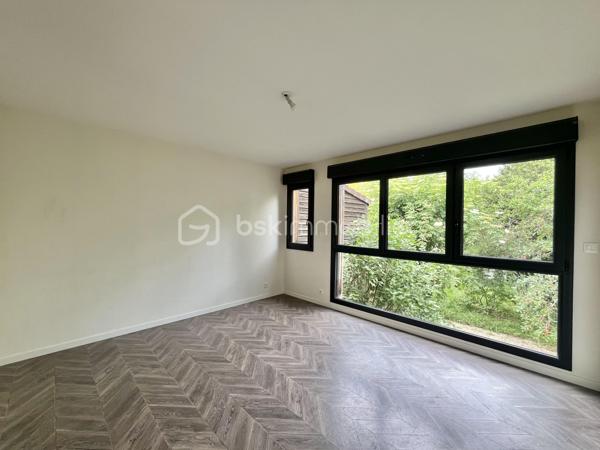 Dijon Victor Hugo : Emplacement N°1 pour cette charmante maison des années 30 avec extension bois de 2014 
Cette maison d'environ 110m² reparti sur 3 niveaux, c' est l'opportunité d'un cadre de vie paisible au sein d'un quartier résidentiel. Ses possibilités d'aménagement sont nombreuses :
Une résidence principale agréable pouvant accueillir un couple avec enfant, elle pourrait également convenir à une personne désirant travailler à domicile de part sa seconde entrée indépendante de plain-pied. 
Pour les familles nombreuses ou tout simplement les personnes aimant les grands espaces, cette maison peut aussi être re-penser différemment : possibilité de réhausser l'extension déjà présente, deuxième suite parentale possible, terrain piscinable etc...
Actuellement, la maison se compose : d'une entrée avec wc, une cuisine indépendante aménagée et équipée, un vaste salon-séjour traversant de 40m², une salle de bains. 
Véritable atout de cette maison, une suite parentale de 20m² ( chambre et salle d'eau avec wc)  ayant un accès direct au jardin.

A l'étage : Un dégagement avec dressing, deux chambres mansardées, et une terrasse de 15 m² à aménager. 
Au sous-sol, un espace utile d'environ 30m² comprenant pièce de stockage, buanderie-chaufferie et cave. 
Chaudière gaz  + poêle à bois, huisseries en double vitrage, taxe foncière 1588 euros. DPE D. 

informations et visites par téléphone.
