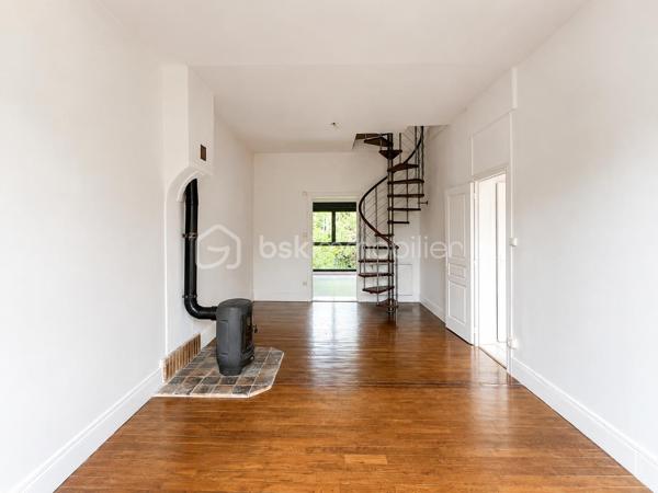 Dijon Victor Hugo : Emplacement N°1 pour cette charmante maison des années 30 avec extension bois de 2014 
Cette maison d'environ 110m² reparti sur 3 niveaux, c' est l'opportunité d'un cadre de vie paisible au sein d'un quartier résidentiel. Ses possibilités d'aménagement sont nombreuses :
Une résidence principale agréable pouvant accueillir un couple avec enfant, elle pourrait également convenir à une personne désirant travailler à domicile de part sa seconde entrée indépendante de plain-pied. 
Pour les familles nombreuses ou tout simplement les personnes aimant les grands espaces, cette maison peut aussi être re-penser différemment : possibilité de réhausser l'extension déjà présente, deuxième suite parentale possible, terrain piscinable etc...
Actuellement, la maison se compose : d'une entrée avec wc, une cuisine indépendante aménagée et équipée, un vaste salon-séjour traversant de 40m², une salle de bains. 
Véritable atout de cette maison, une suite parentale de 20m² ( chambre et salle d'eau avec wc)  ayant un accès direct au jardin.

A l'étage : Un dégagement avec dressing, deux chambres mansardées, et une terrasse de 15 m² à aménager. 
Au sous-sol, un espace utile d'environ 30m² comprenant pièce de stockage, buanderie-chaufferie et cave. 
Chaudière gaz  + poêle à bois, huisseries en double vitrage, taxe foncière 1588 euros. DPE D. 

informations et visites par téléphone.
