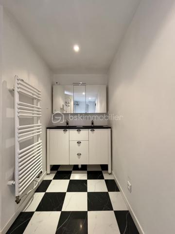 Dijon Victor Hugo : Emplacement N°1 pour cette charmante maison des années 30 avec extension bois de 2014 
Cette maison d'environ 110m² reparti sur 3 niveaux, c' est l'opportunité d'un cadre de vie paisible au sein d'un quartier résidentiel. Ses possibilités d'aménagement sont nombreuses :
Une résidence principale agréable pouvant accueillir un couple avec enfant, elle pourrait également convenir à une personne désirant travailler à domicile de part sa seconde entrée indépendante de plain-pied. 
Pour les familles nombreuses ou tout simplement les personnes aimant les grands espaces, cette maison peut aussi être re-penser différemment : possibilité de réhausser l'extension déjà présente, deuxième suite parentale possible, terrain piscinable etc...
Actuellement, la maison se compose : d'une entrée avec wc, une cuisine indépendante aménagée et équipée, un vaste salon-séjour traversant de 40m², une salle de bains. 
Véritable atout de cette maison, une suite parentale de 20m² ( chambre et salle d'eau avec wc)  ayant un accès direct au jardin.

A l'étage : Un dégagement avec dressing, deux chambres mansardées, et une terrasse de 15 m² à aménager. 
Au sous-sol, un espace utile d'environ 30m² comprenant pièce de stockage, buanderie-chaufferie et cave. 
Chaudière gaz  + poêle à bois, huisseries en double vitrage, taxe foncière 1588 euros. DPE D. 

informations et visites par téléphone.