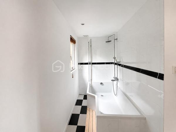 Dijon Victor Hugo : Emplacement N°1 pour cette charmante maison des années 30 avec extension bois de 2014 
Cette maison d'environ 110m² reparti sur 3 niveaux, c' est l'opportunité d'un cadre de vie paisible au sein d'un quartier résidentiel. Ses possibilités d'aménagement sont nombreuses :
Une résidence principale agréable pouvant accueillir un couple avec enfant, elle pourrait également convenir à une personne désirant travailler à domicile de part sa seconde entrée indépendante de plain-pied. 
Pour les familles nombreuses ou tout simplement les personnes aimant les grands espaces, cette maison peut aussi être re-penser différemment : possibilité de réhausser l'extension déjà présente, deuxième suite parentale possible, terrain piscinable etc...
Actuellement, la maison se compose : d'une entrée avec wc, une cuisine indépendante aménagée et équipée, un vaste salon-séjour traversant de 40m², une salle de bains. 
Véritable atout de cette maison, une suite parentale de 20m² ( chambre et salle d'eau avec wc)  ayant un accès direct au jardin.

A l'étage : Un dégagement avec dressing, deux chambres mansardées, et une terrasse de 15 m² à aménager. 
Au sous-sol, un espace utile d'environ 30m² comprenant pièce de stockage, buanderie-chaufferie et cave. 
Chaudière gaz  + poêle à bois, huisseries en double vitrage, taxe foncière 1588 euros. DPE D. 

informations et visites par téléphone.
