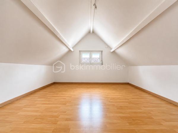 Dijon Victor Hugo : Emplacement N°1 pour cette charmante maison des années 30 avec extension bois de 2014 
Cette maison d'environ 110m² reparti sur 3 niveaux, c' est l'opportunité d'un cadre de vie paisible au sein d'un quartier résidentiel. Ses possibilités d'aménagement sont nombreuses :
Une résidence principale agréable pouvant accueillir un couple avec enfant, elle pourrait également convenir à une personne désirant travailler à domicile de part sa seconde entrée indépendante de plain-pied. 
Pour les familles nombreuses ou tout simplement les personnes aimant les grands espaces, cette maison peut aussi être re-penser différemment : possibilité de réhausser l'extension déjà présente, deuxième suite parentale possible, terrain piscinable etc...
Actuellement, la maison se compose : d'une entrée avec wc, une cuisine indépendante aménagée et équipée, un vaste salon-séjour traversant de 40m², une salle de bains. 
Véritable atout de cette maison, une suite parentale de 20m² ( chambre et salle d'eau avec wc)  ayant un accès direct au jardin.

A l'étage : Un dégagement avec dressing, deux chambres mansardées, et une terrasse de 15 m² à aménager. 
Au sous-sol, un espace utile d'environ 30m² comprenant pièce de stockage, buanderie-chaufferie et cave. 
Chaudière gaz  + poêle à bois, huisseries en double vitrage, taxe foncière 1588 euros. DPE D. 

informations et visites par téléphone.