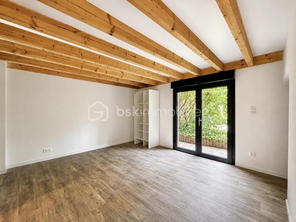 Dijon Victor Hugo : Emplacement N°1 pour cette charmante maison des années 30 avec extension bois de 2014 
Cette maison d'environ 110m² reparti sur 3 niveaux, c' est l'opportunité d'un cadre de vie paisible au sein d'un quartier résidentiel. Ses possibilités d'aménagement sont nombreuses :
Une résidence principale agréable pouvant accueillir un couple avec enfant, elle pourrait également convenir à une personne désirant travailler à domicile de part sa seconde entrée indépendante de plain-pied. 
Pour les familles nombreuses ou tout simplement les personnes aimant les grands espaces, cette maison peut aussi être re-penser différemment : possibilité de réhausser l'extension déjà présente, deuxième suite parentale possible, terrain piscinable etc...
Actuellement, la maison se compose : d'une entrée avec wc, une cuisine indépendante aménagée et équipée, un vaste salon-séjour traversant de 40m², une salle de bains. 
Véritable atout de cette maison, une suite parentale de 20m² ( chambre et salle d'eau avec wc)  ayant un accès direct au jardin.

A l'étage : Un dégagement avec dressing, deux chambres mansardées, et une terrasse de 15 m² à aménager. 
Au sous-sol, un espace utile d'environ 30m² comprenant pièce de stockage, buanderie-chaufferie et cave. 
Chaudière gaz  + poêle à bois, huisseries en double vitrage, taxe foncière 1588 euros. DPE D. 

informations et visites par téléphone.