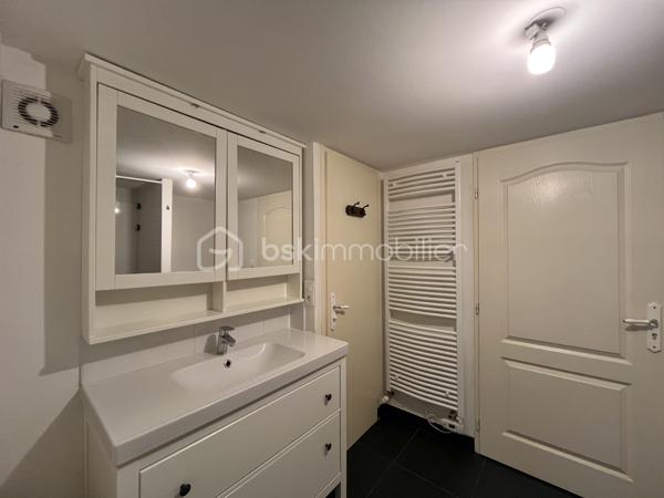Dijon Victor Hugo : Emplacement N°1 pour cette charmante maison des années 30 avec extension bois de 2014 
Cette maison d'environ 110m² reparti sur 3 niveaux, c' est l'opportunité d'un cadre de vie paisible au sein d'un quartier résidentiel. Ses possibilités d'aménagement sont nombreuses :
Une résidence principale agréable pouvant accueillir un couple avec enfant, elle pourrait également convenir à une personne désirant travailler à domicile de part sa seconde entrée indépendante de plain-pied. 
Pour les familles nombreuses ou tout simplement les personnes aimant les grands espaces, cette maison peut aussi être re-penser différemment : possibilité de réhausser l'extension déjà présente, deuxième suite parentale possible, terrain piscinable etc...
Actuellement, la maison se compose : d'une entrée avec wc, une cuisine indépendante aménagée et équipée, un vaste salon-séjour traversant de 40m², une salle de bains. 
Véritable atout de cette maison, une suite parentale de 20m² ( chambre et salle d'eau avec wc)  ayant un accès direct au jardin.

A l'étage : Un dégagement avec dressing, deux chambres mansardées, et une terrasse de 15 m² à aménager. 
Au sous-sol, un espace utile d'environ 30m² comprenant pièce de stockage, buanderie-chaufferie et cave. 
Chaudière gaz  + poêle à bois, huisseries en double vitrage, taxe foncière 1588 euros. DPE D. 

informations et visites par téléphone.