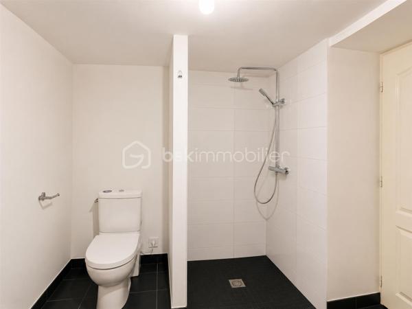 Dijon Victor Hugo : Emplacement N°1 pour cette charmante maison des années 30 avec extension bois de 2014 
Cette maison d'environ 110m² reparti sur 3 niveaux, c' est l'opportunité d'un cadre de vie paisible au sein d'un quartier résidentiel. Ses possibilités d'aménagement sont nombreuses :
Une résidence principale agréable pouvant accueillir un couple avec enfant, elle pourrait également convenir à une personne désirant travailler à domicile de part sa seconde entrée indépendante de plain-pied. 
Pour les familles nombreuses ou tout simplement les personnes aimant les grands espaces, cette maison peut aussi être re-penser différemment : possibilité de réhausser l'extension déjà présente, deuxième suite parentale possible, terrain piscinable etc...
Actuellement, la maison se compose : d'une entrée avec wc, une cuisine indépendante aménagée et équipée, un vaste salon-séjour traversant de 40m², une salle de bains. 
Véritable atout de cette maison, une suite parentale de 20m² ( chambre et salle d'eau avec wc)  ayant un accès direct au jardin.

A l'étage : Un dégagement avec dressing, deux chambres mansardées, et une terrasse de 15 m² à aménager. 
Au sous-sol, un espace utile d'environ 30m² comprenant pièce de stockage, buanderie-chaufferie et cave. 
Chaudière gaz  + poêle à bois, huisseries en double vitrage, taxe foncière 1588 euros. DPE D. 

informations et visites par téléphone.
