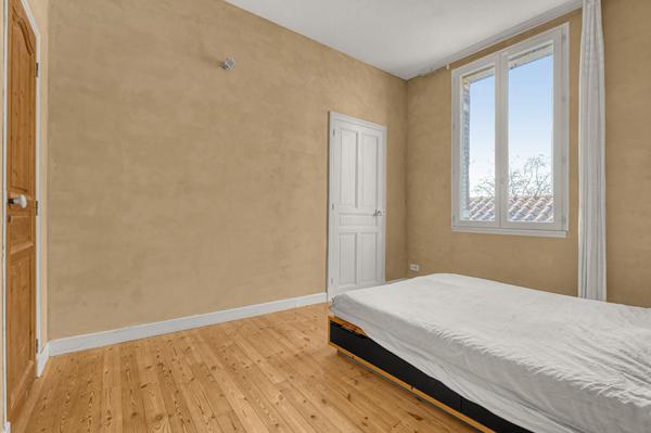 APPARTEMENT BAS CÔTE PAVÉE -