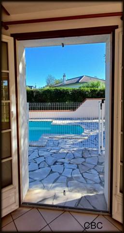 Superbe maison familiale 5 chambres avec piscine terrain de 1140m² au cœur de Morlaas