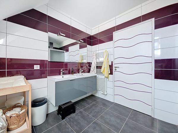 Maison A VENDRE à Saint Florent Le Vieil, quartier calme et recherché, quatre chambres, terrain clos avec piscine