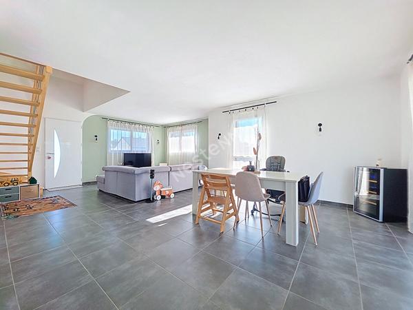 Maison A VENDRE à Saint Florent Le Vieil, quartier calme et recherché, quatre chambres, terrain clos avec piscine