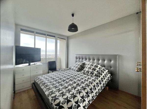 À vendre : Appartement lumineux de 3 pièces avec vue panoramique sur Paris à Bagnolet !