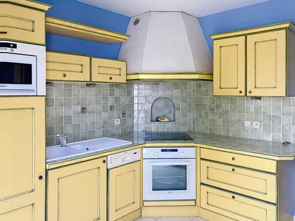 A vendre Angers Pasteur proche jardin des plantes, appartement type 2 à rafraîchir, 2ème étage, ascenseur, balcon, cuisine aménagée équipée, cave, place de parking privative en sous-sol. Arrêt de bus à 2 minutes à pieds.