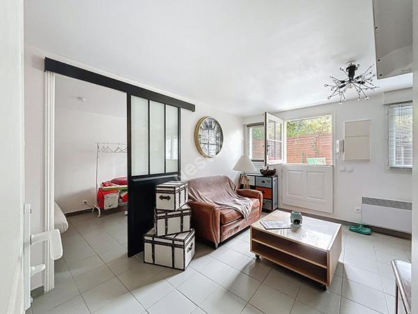 MONTREUIL - FONTENAY SOUS BOIS- VINCENNES, QUARTIER DES PARAPLUIES, RESIDENCE RECENTE, BEAU 2 PIECES AU CALME EXPOSE PLEIN SUD AVEC JARDIN PRIVATIF ET CAVE.