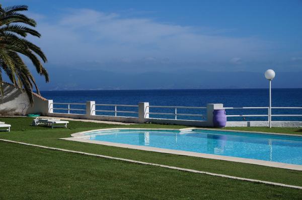 Ajaccio Sanguinaires superbe Villa pieds dans l'eau 300 m2 avec piscine