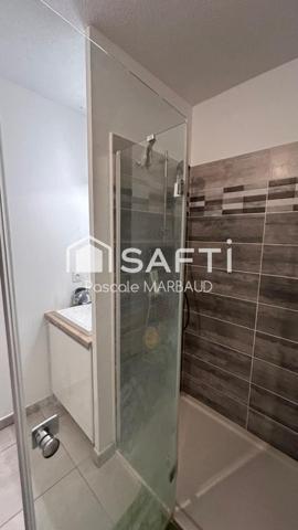 P2 de 2019 , 42 m² avec clim , terrasse , parking , local à vélo, espaces verts, en parfait état