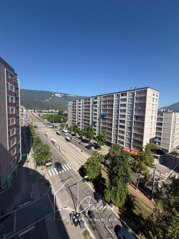 BEAU T2 SUR LES GRANDS BOULEVARDS EN ETAGE ELEVE
